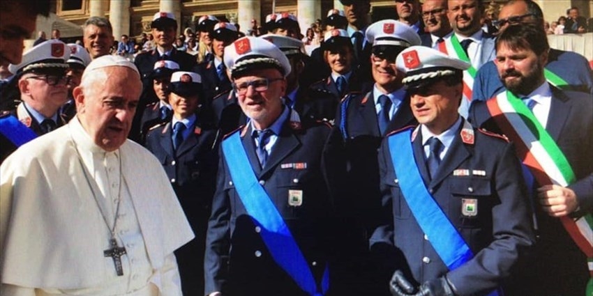 Papa Francesco omaggia la Polizia Municipale del Mugello