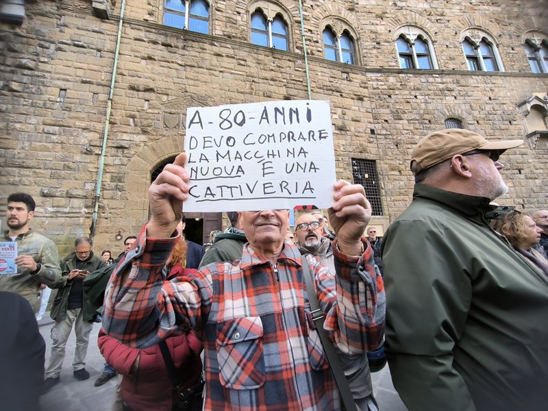 La protesta sotto Palazzo Vecchio