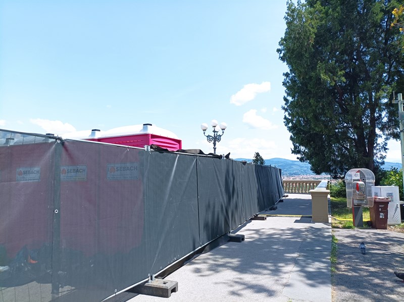 Lo stretto budello percorribile per turisti e fiorentini con bagni chimici a contorno