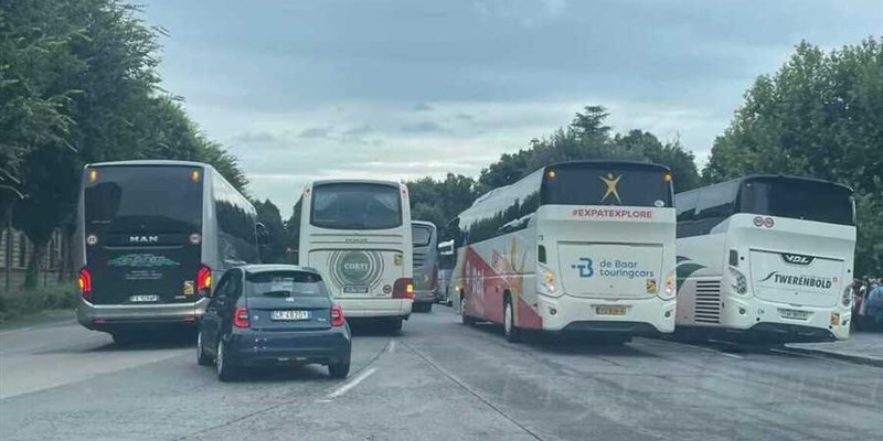 Caos bus turistici sul lungarno. Parcheggio selvaggio giorno e notte