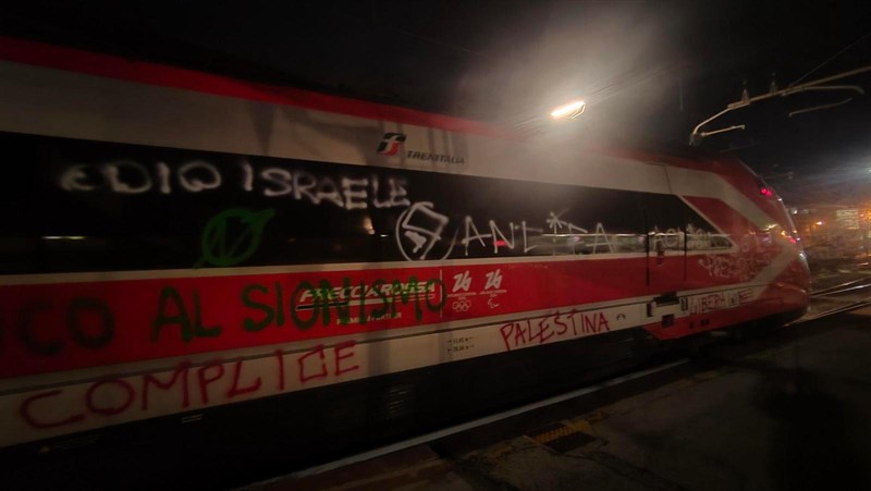 Il treno vandalizzato