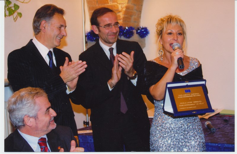 Da sinistra Seduto Paolo Ignesti, presidente regionale del CONI, in piedi Lenardo Manzani,  Riccardo Nencini e l’indimenticabile Paola Leoni, che fu insignita del Premio “Le Velò”. 