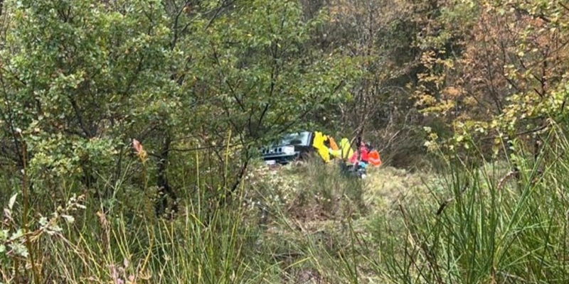 Palazzuolo, anziana vola con l'auto in una ripida scarpata: i cittadini creano un sentiero con le motoseghe per soccorrerla