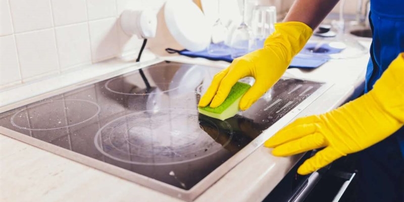 Come pulire il piano cottura, il rimedio che hai in casa è perfetto per lo sporco ostinato: fornelli come specchi - okmugello.it