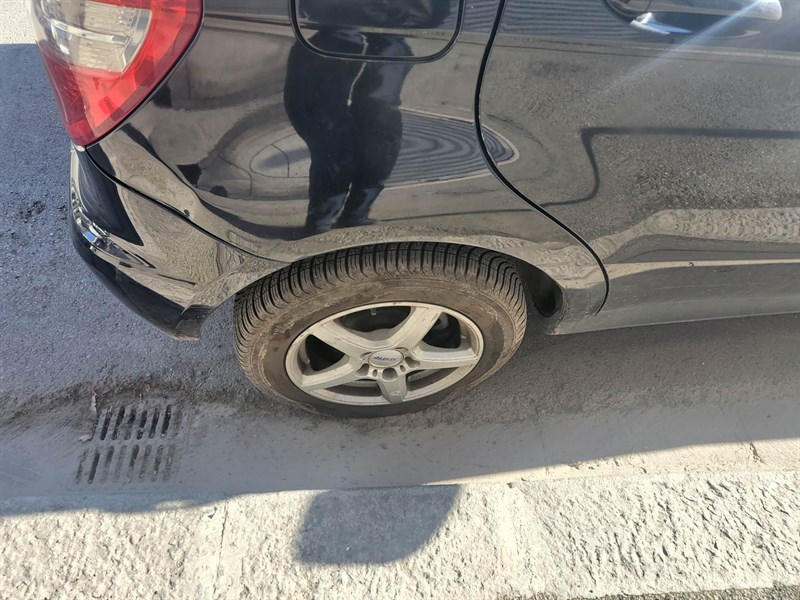 gomme squarciate in strada