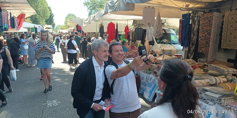 Gianni Alemanno al mercato delle Cascine