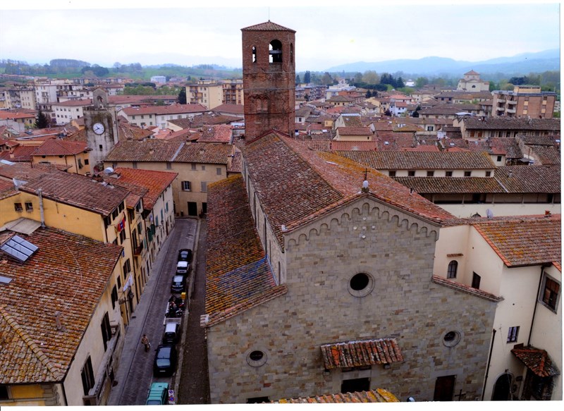 Una inedita immagine della Pieve di San Lorenzo e il suo campanile romanico-lombardo.  (Foto A. Giovannini)