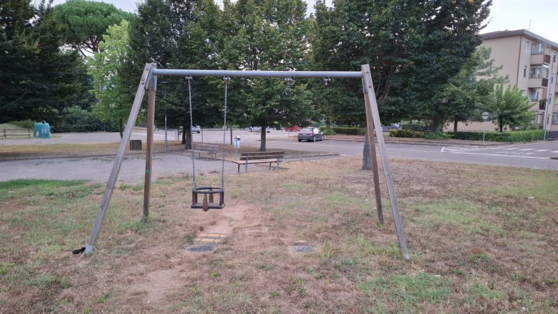 Foto segnalazione incuria di un lettore per i giardini di Via Pertini a Borgo San Lorenzo