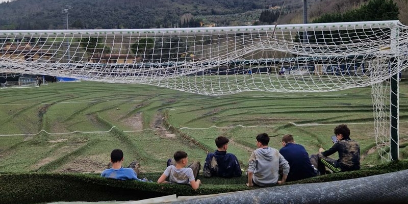 Alluvione Valdisieve 2025, volontari in azione al campo sportivo Molinense