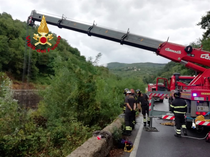 Recupero della vettura caduta in Sieve grazie ai Vigili del Fuoco