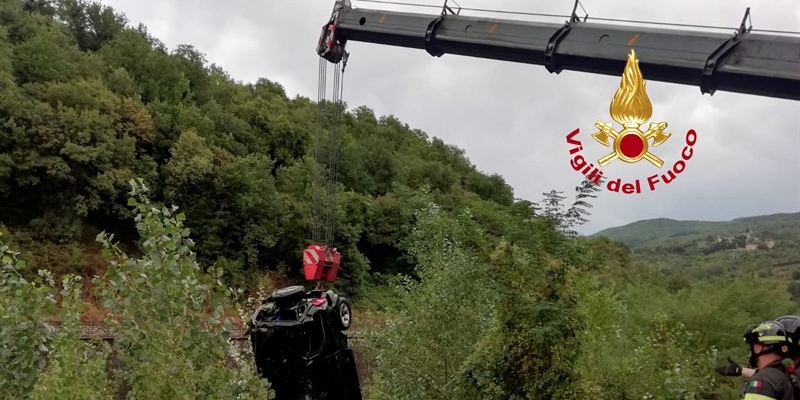 Recupero della vettura caduta in Sieve grazie ai Vigili del Fuoco