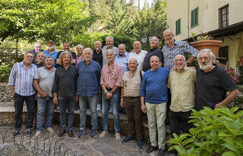 La foto di gruppo al Ristorante Viviani alla Madonna dei Tre Fiumi, dopo 60 anni