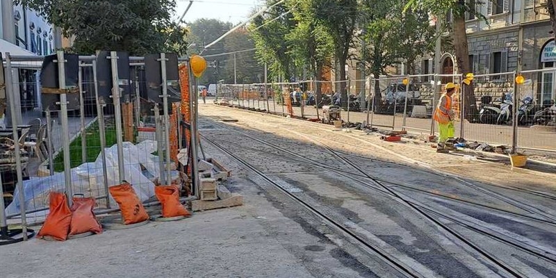 Treno-tram, polemiche a Firenze. Gandolfo (FdI) denuncia “albericidio” e carenza di parcheggi