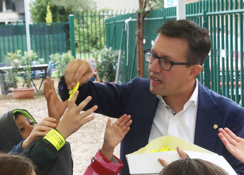 Il sindaco regala gadget ai bambini