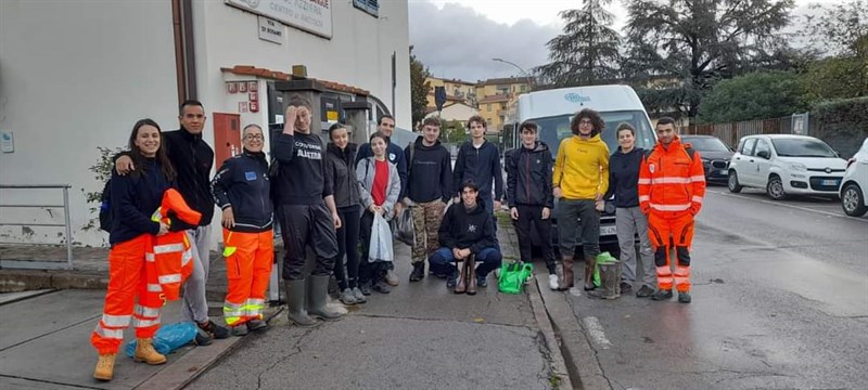 I giovani della Consulta Giovani di Pontassieve assieme a Croce Azzurra Pontassieve a Stabbia dopo l'alluvione