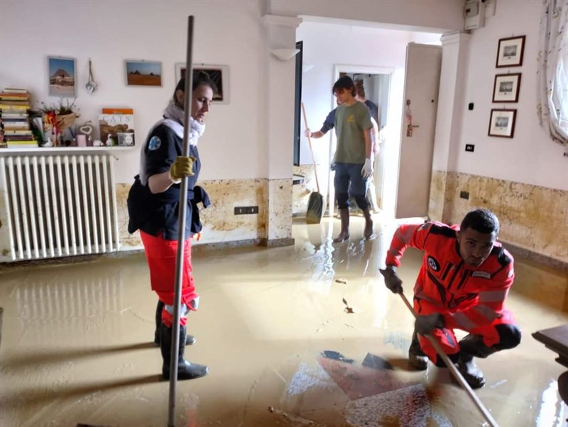 I giovani della Consulta Giovani di Pontassieve assieme a Croce Azzurra Pontassieve a Stabbia dopo l'alluvione