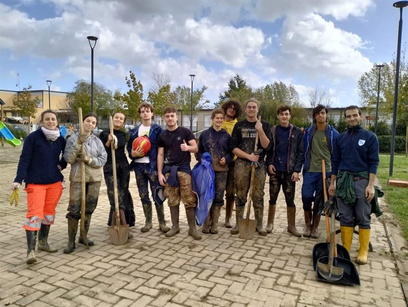 I giovani della Consulta Giovani di Pontassieve assieme a Croce Azzurra Pontassieve a Stabbia dopo l'alluvione