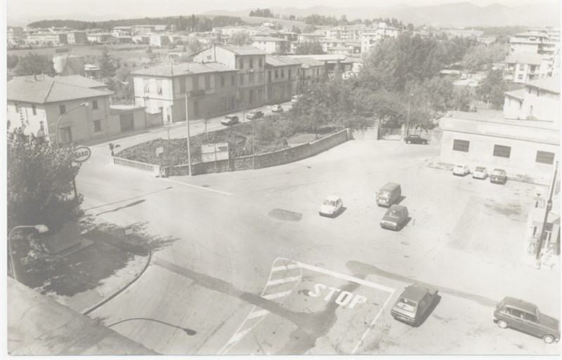 Panoramica dall’alto, in una immagine di Foto Tassini, negli anni ’70 del ‘900, dove si nota tutta la lunghezza del muro. (dal libro “Caro Vecchio Borgo)