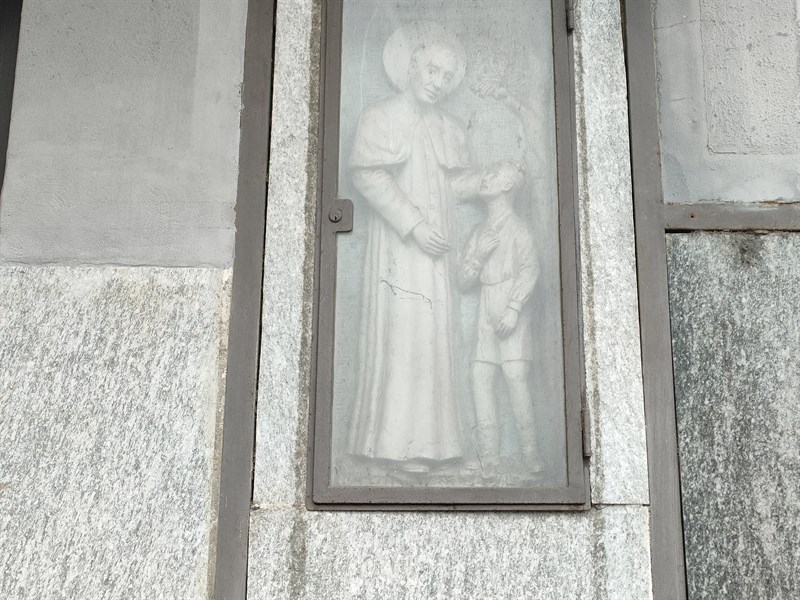 La piccola edicola in piazza San Giovanni Bosco,  opera del Prof. Orazio Belli. 