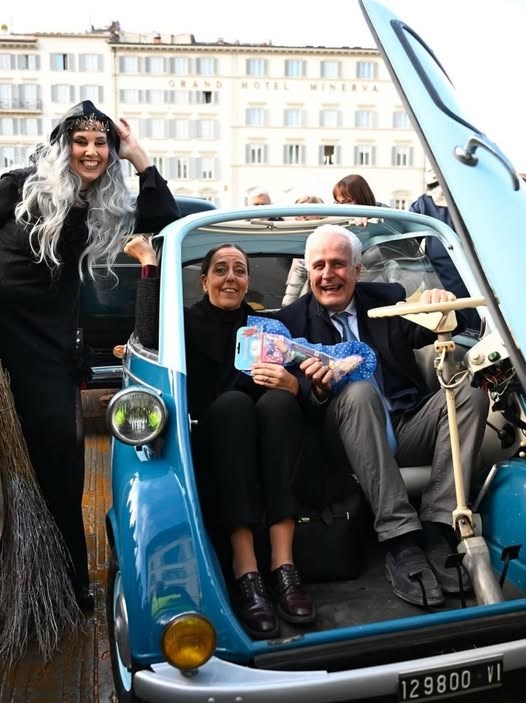 la sindaca con la Befana