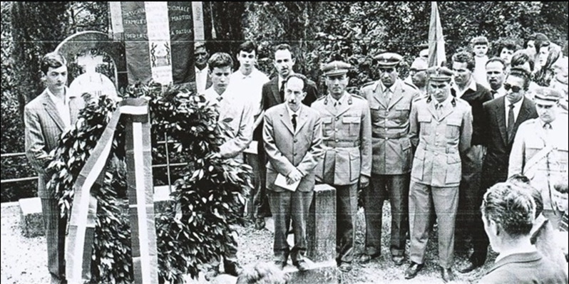 1954. La cerimonia di 68 anni orsono. Al centro il Comm. Ugo Jona, all’epoca Presidente Nazionale dell’Associazione delle Vittime Civili