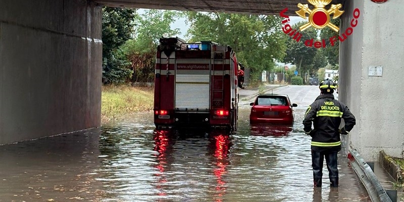 Vigili del fuoco in azione. Sottopassi allagati e appartamenti danneggiati