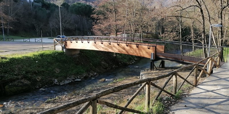 Passerella pedonale al Lago di Londa