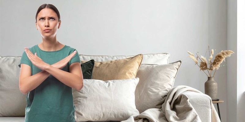 Dici addio al divano pieno di cuscini: la nuova tendenza che spopolerà nel 2026