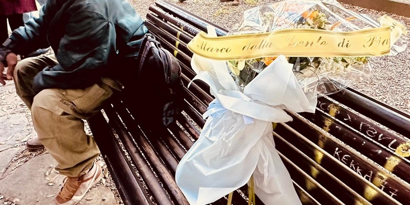 Un mazzo di fiori in piazza Tasso