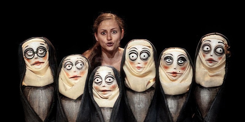 Marta Cuscunà in “La semplicità ingannata | Satira per attrice e pupazze sul lusso d’esser donne”