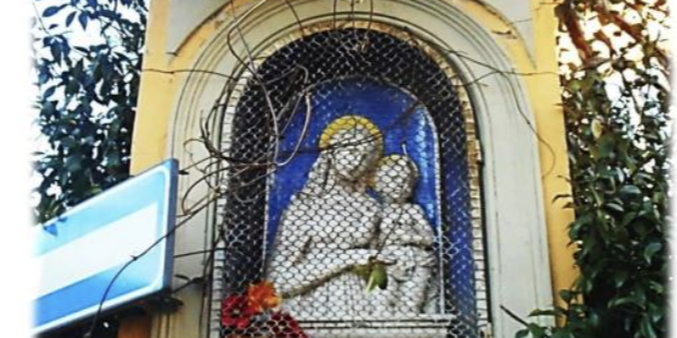 Uno dei tanti tabernacoli della pubblicazione