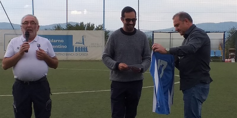 Gabriele di Palma assieme ad una rappresentanza della squadra Resco Reggello durante la premiazione in suo omaggio