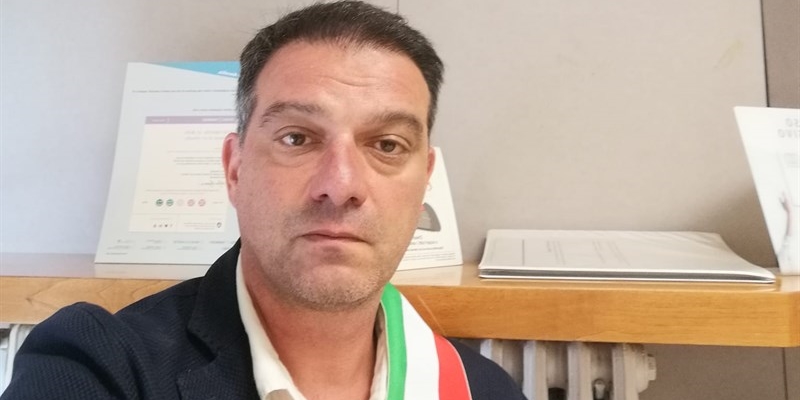 Il Sindaco di Londa Tommaso Cuoretti seduto in forma di protesta all'interno della banca