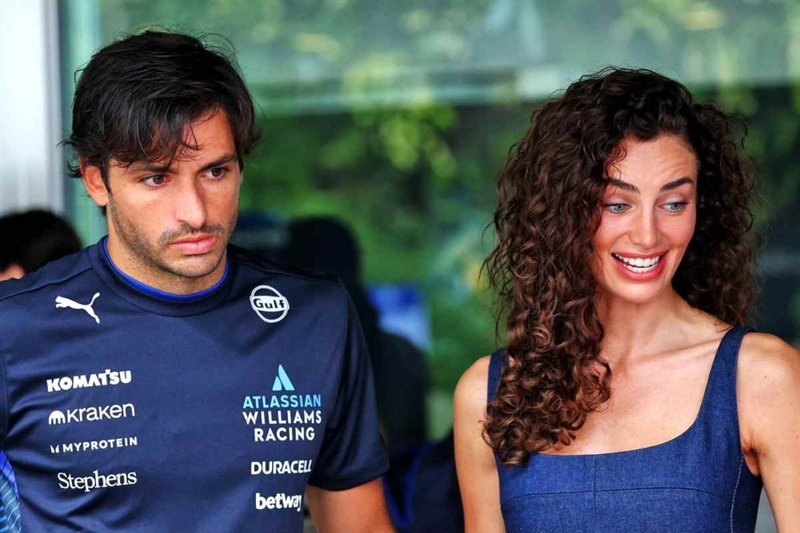 Sainz e il problema delle riprese su fidanzate e VIP durante la gara (www.okmugello.it - X Lucho Yoma)