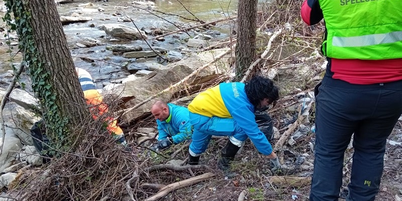 Mugello, le Misericordie fiorentine in azione per il torrente Rovigo: oltre 30 volontari contro la discarica riemersa