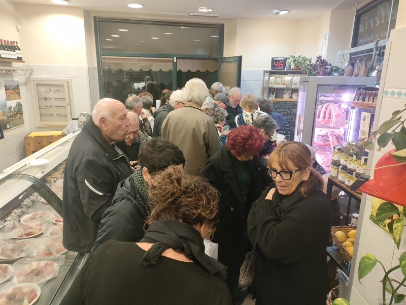 Gli amici nel vecchio emporio