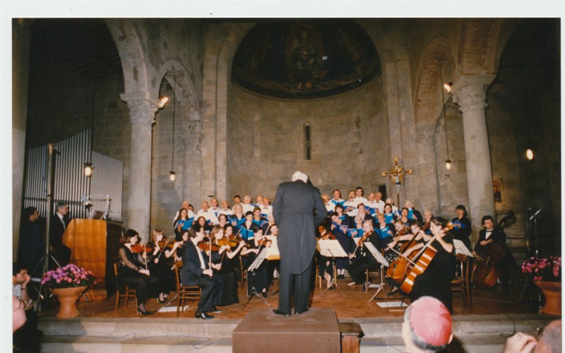 Anno 1996. Un concerto della Santa Cecilia diretta dal Maestro Silvano Sardi, in onore del Maestro Mons. Bartolucci