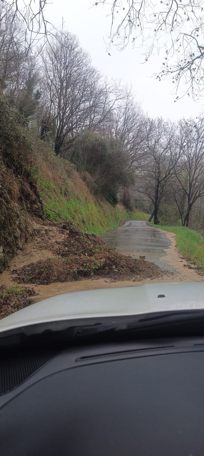 Frana per maltempo in Via Parga, fra Fornello e Doccia