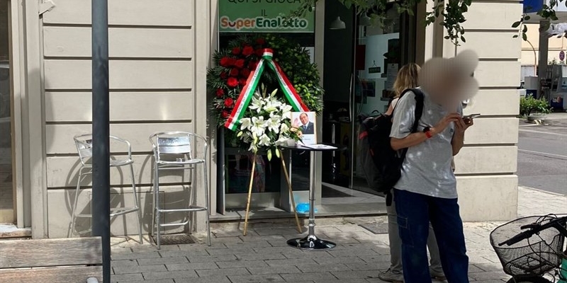 L'omaggio a Silvio Berlusconi in piazza San Jacopino