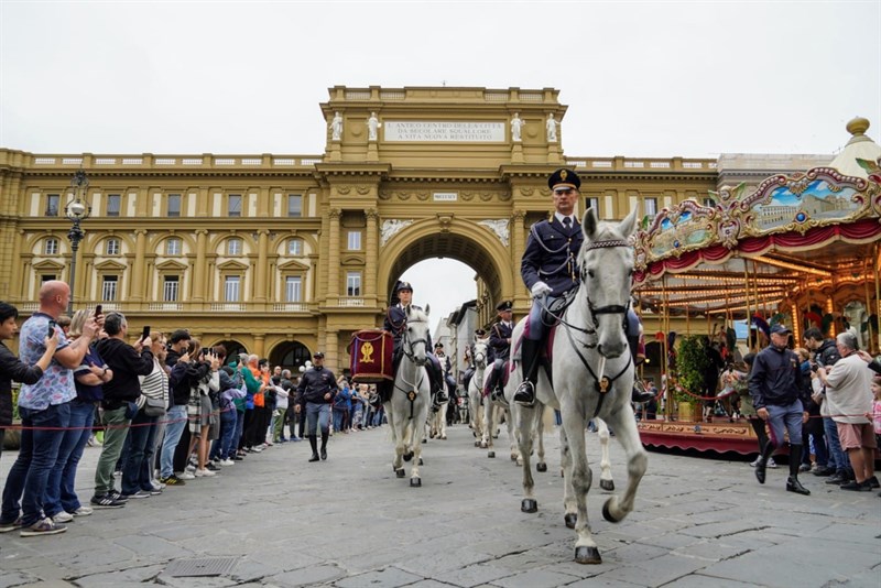 Bellissima cavalcata per Firenze