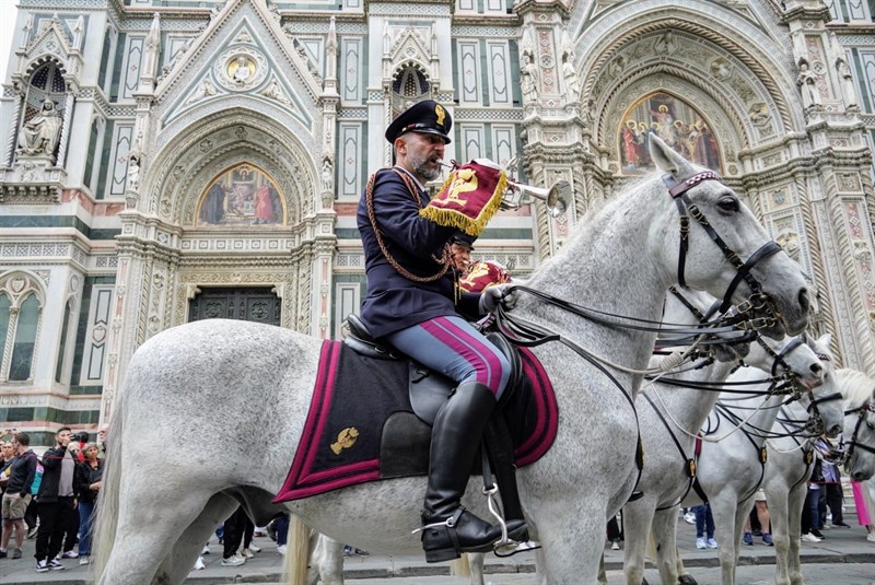 Bellissima cavalcata per Firenze