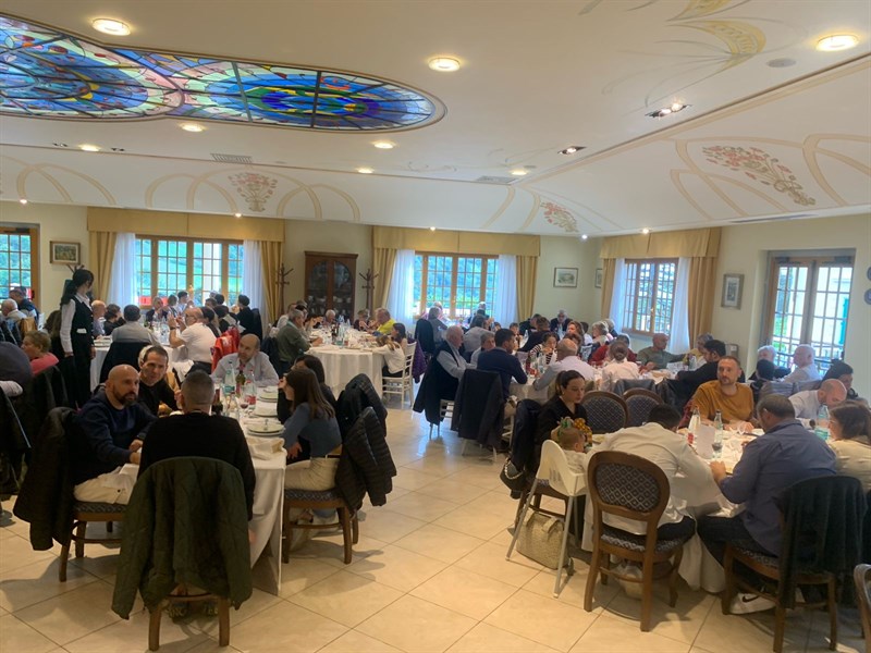 Foto di gruppo durante il pranzo