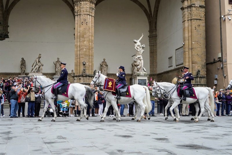 Bellissima cavalcata per Firenze