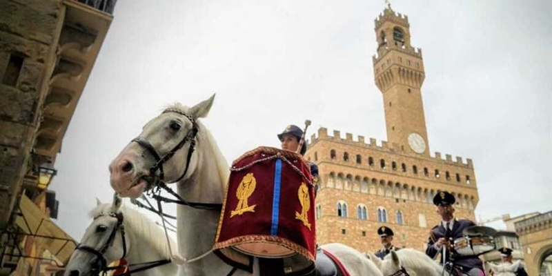 Bellissima cavalcata per Firenze