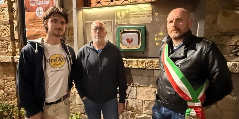 da sx Taddeo Lensi, pres. Filarmonica Giuseppe Verdi, Tommaso Vannini, il sindaco David Baroncelli