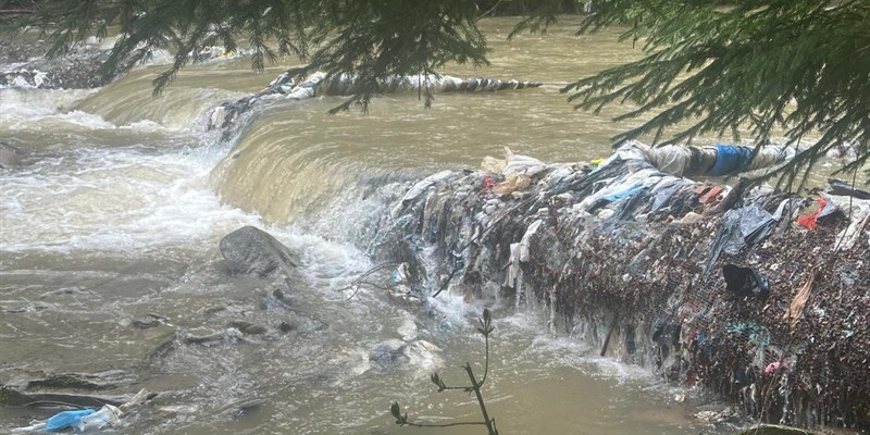 Maltempo in Mugello, il Rovigo torna a far paura: rotta la rete di contenimento rifiuti nella zona della Lastra