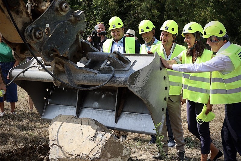 La cerimonia della posa della pietra del secondo lotto