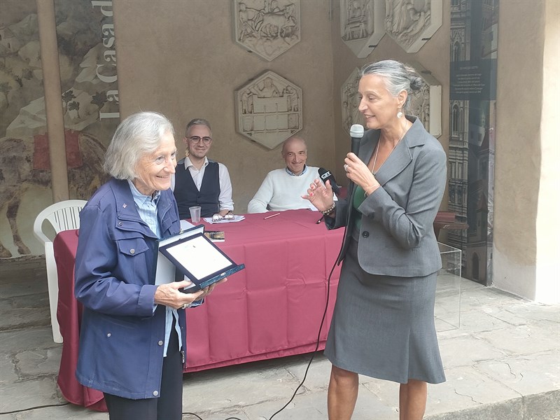 La premiazione alla Prof.ssa Carla Giuseppina Romby.   