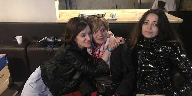 al centro Gabriella Timori attorniata dalle figlie