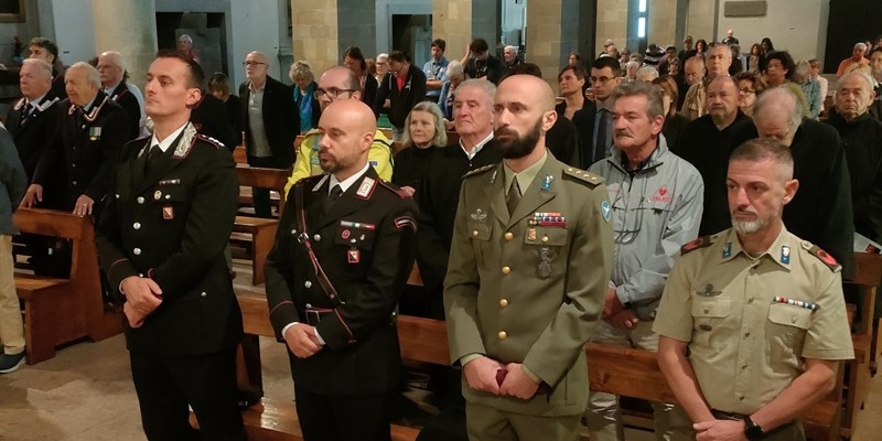 Autorità militari nella Pieve di San Lorenzo; a sx il Capitano dei Carabinieri Francesco Ferrara e il Maresciallo Pietro Vecciarelli con due ufficiali dell’Esercito.